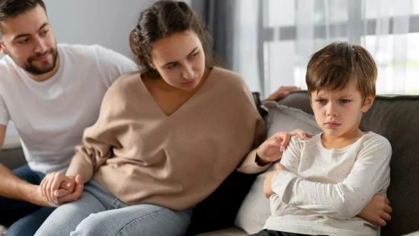 Couple préoccupé par leur enfant soucieux