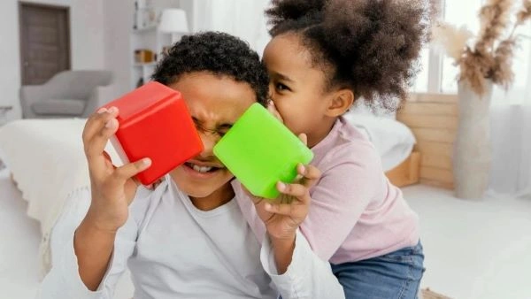 Enfants jouant avec des cubes