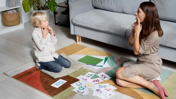 Enfant et parent en séance avec une kinésiologue à Paris