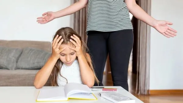 Fille et mère ont beson d'une séance de kinésiologie pour comprendre leurs blocages